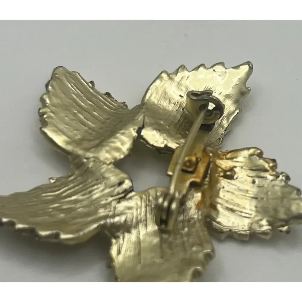 VTG MCM Lt Gold Textured 5 Leaf Flower Star Open Center Costume Brooch